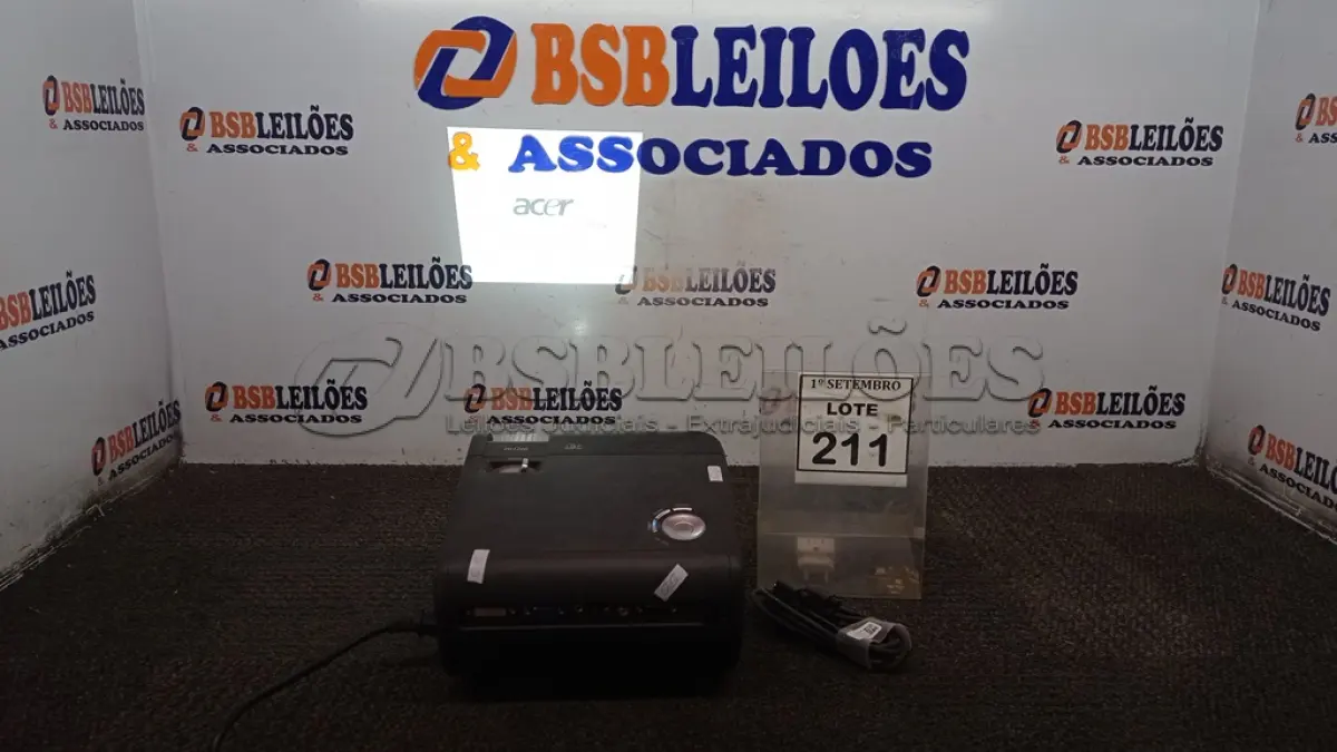 LOTE 211 - 01 PROJETOR COM CABOS MARCA ACER. (NO ESTADO) ATENÇÃO! FAZER A VISITAÇÃO ANTES DE ARREMATAR, NÃO SABEMOS SE FUNCIONA, LEILÃO NÃO TEM GARANTIA E NEM DEVOLUÇÃO, SUJEITO A POSSÍVEIS AVARIAS VISÍVEIS/OCULTAS E/OU AUSÊNCIA DE COMPONENTES