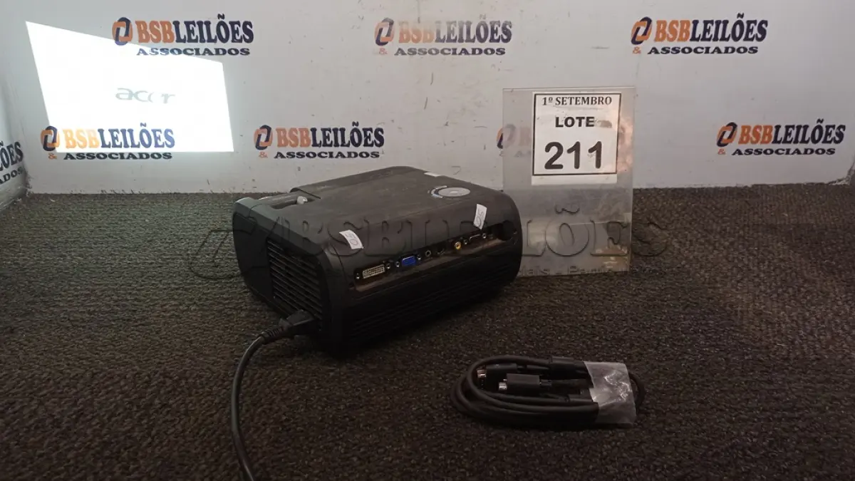 LOTE 211 - 01 PROJETOR COM CABOS MARCA ACER. (NO ESTADO) ATENÇÃO! FAZER A VISITAÇÃO ANTES DE ARREMATAR, NÃO SABEMOS SE FUNCIONA, LEILÃO NÃO TEM GARANTIA E NEM DEVOLUÇÃO, SUJEITO A POSSÍVEIS AVARIAS VISÍVEIS/OCULTAS E/OU AUSÊNCIA DE COMPONENTES