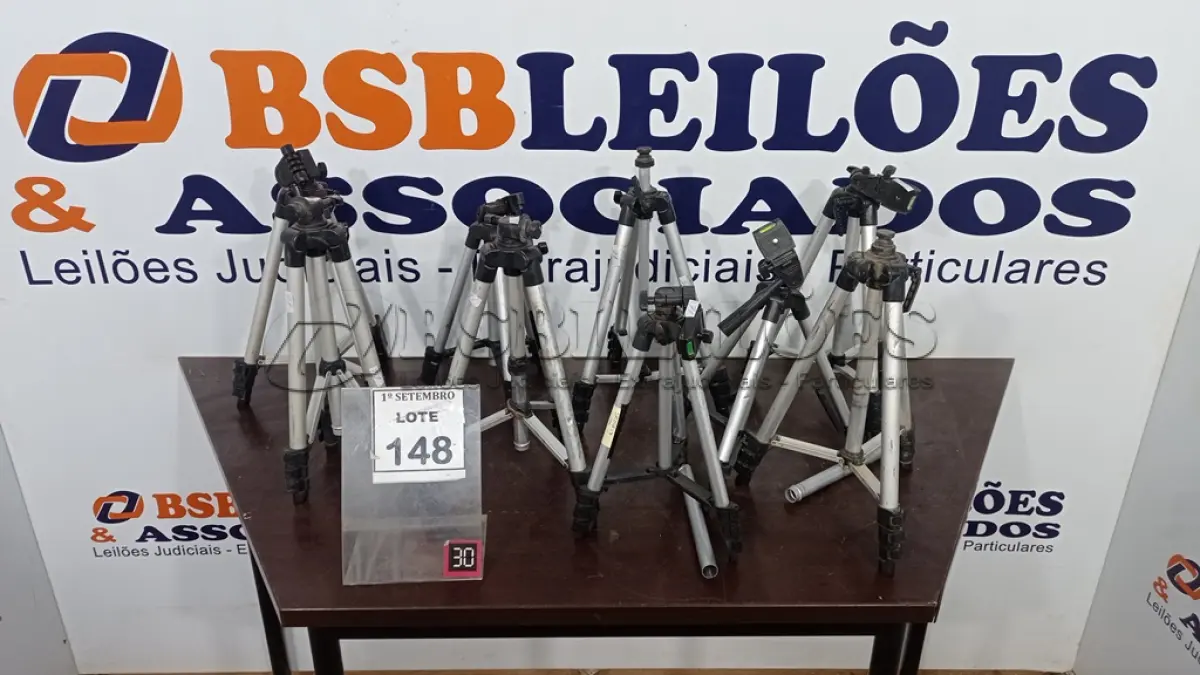 LOTE 148 - 09 TRIPÉS PARA CÂMERAS. (NO ESTADO) ATENÇÃO! FAZER A VISITAÇÃO ANTES DE ARREMATAR, NÃO SABEMOS SE FUNCIONA, LEILÃO NÃO TEM GARANTIA E NEM DEVOLUÇÃO, SUJEITO A POSSÍVEIS AVARIAS VISÍVEIS/OCULTAS E/OU AUSÊNCIA DE COMPONENTES.