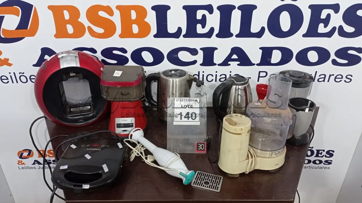 LOTE 140 - 02 GARRAFAS TÉRMICAS, 02 MOTORES DE LIQUIDIFICADOR, 01 COPO DE LIQUIDIFICADOR 01 SANDUICHEIRA, 01 CAFETEIRA, 01 MULTIPROCESSADOR E 01 MIXER. (NO ESTADO) ATENÇÃO! FAZER A VISITAÇÃO ANTES DE ARREMATAR, NÃO SABEMOS SE FUNCIONA, LEILÃO NÃO TEM GARANTIA E NEM DEVOLUÇÃO, SUJEITO A POSSÍVEIS AVARIAS VISÍVEIS/OCULTAS E/OU AUSÊNCIA DE COMPONENTES.