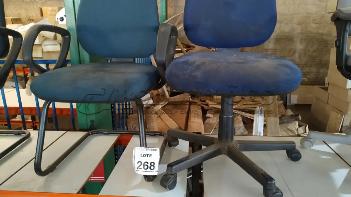 LOTE 268 - 02 CADEIRAS EXECUTIVAS SENDO 01 COM RODINHAS. (NO ESTADO) ATENÇÃO! FAZER A VISITAÇÃO ANTES DE ARREMATAR, NÃO SABEMOS SE FUNCIONA, LEILÃO NÃO TEM GARANTIA E NEM DEVOLUÇÃO, SUJEITO A POSSÍVEIS AVARIAS VISÍVEIS/OCULTAS E/OU AUSÊNCIA DE COMPONENTES.
