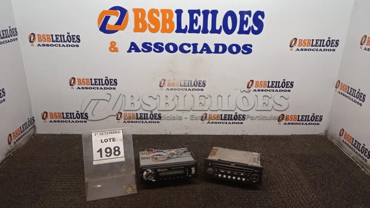 LOTE 198 - 02 APARELHOS DE SOM AUTOMOTIVO. (NO ESTADO) ATENÇÃO! FAZER A VISITAÇÃO ANTES DE ARREMATAR, NÃO SABEMOS SE FUNCIONA, LEILÃO NÃO TEM GARANTIA E NEM DEVOLUÇÃO, SUJEITO A POSSÍVEIS AVARIAS VISÍVEIS/OCULTAS E/OU AUSÊNCIA DE COMPONENTES