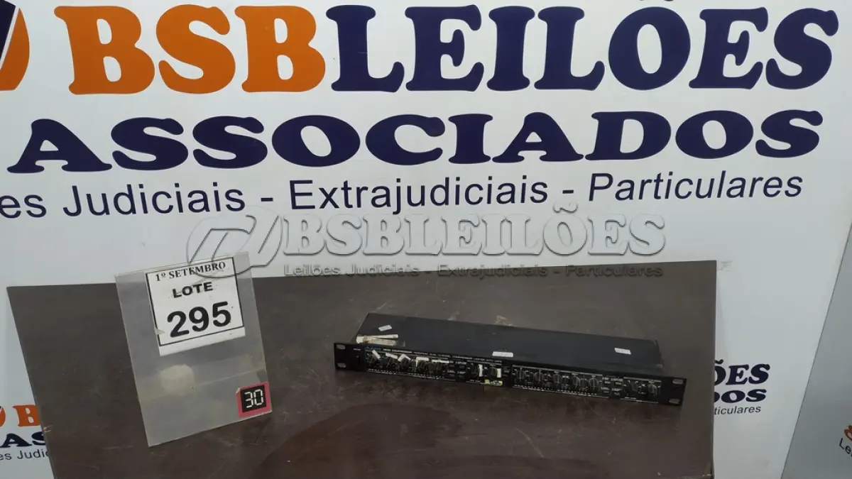 LOTE 295 - 01 COMPRESSOR DE ÁUDIO MARCA ALESIS 3630. (NO ESTADO) ATENÇÃO! FAZER A VISITAÇÃO ANTES DE ARREMATAR, NÃO SABEMOS SE FUNCIONA, LEILÃO NÃO TEM GARANTIA E NEM DEVOLUÇÃO, SUJEITO A POSSÍVEIS AVARIAS VISÍVEIS/OCULTAS E/OU AUSÊNCIA DE COMPONENTES.
