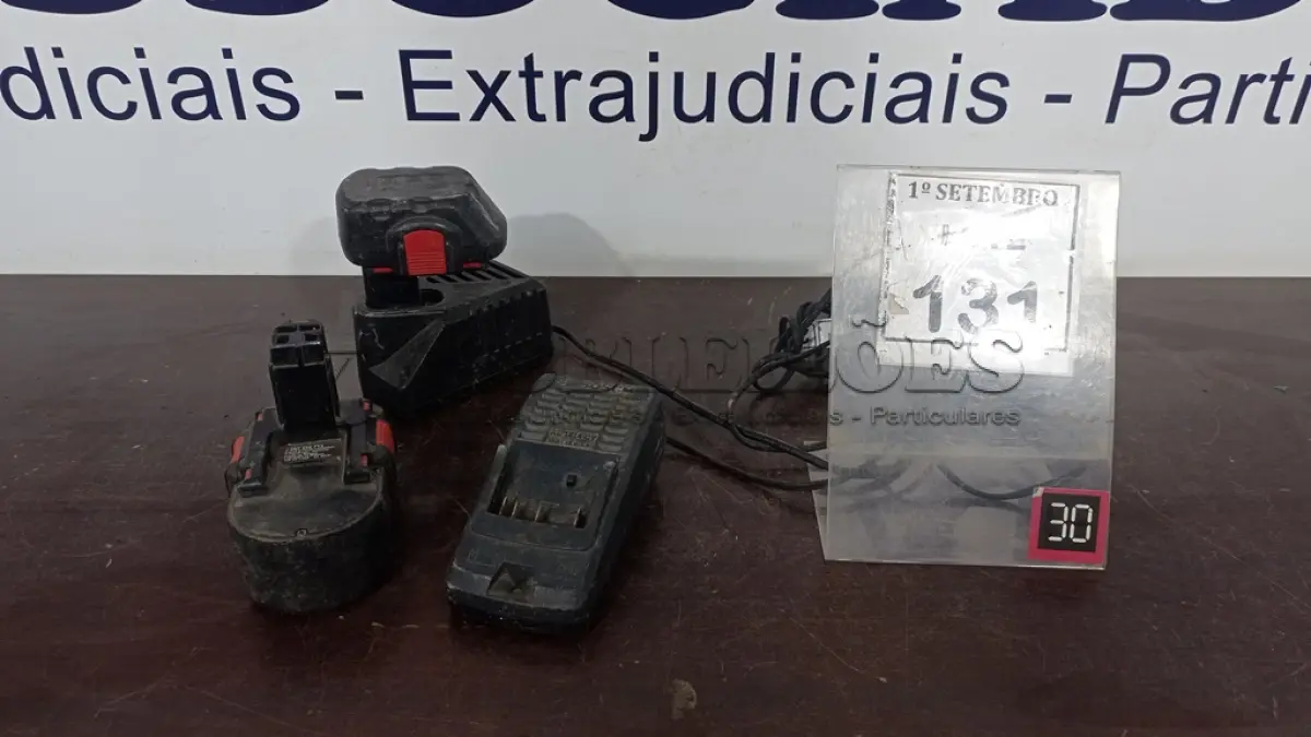 LOTE 131 - 02 BATERIAS DE PARAFUSADEIRA E 02 CARREGADORES. (NO ESTADO) ATENÇÃO! FAZER A VISITAÇÃO ANTES DE ARREMATAR, NÃO SABEMOS SE FUNCIONA, LEILÃO NÃO TEM GARANTIA E NEM DEVOLUÇÃO, SUJEITO A POSSÍVEIS AVARIAS VISÍVEIS/OCULTAS E/OU AUSÊNCIA DE COMPONENTES.