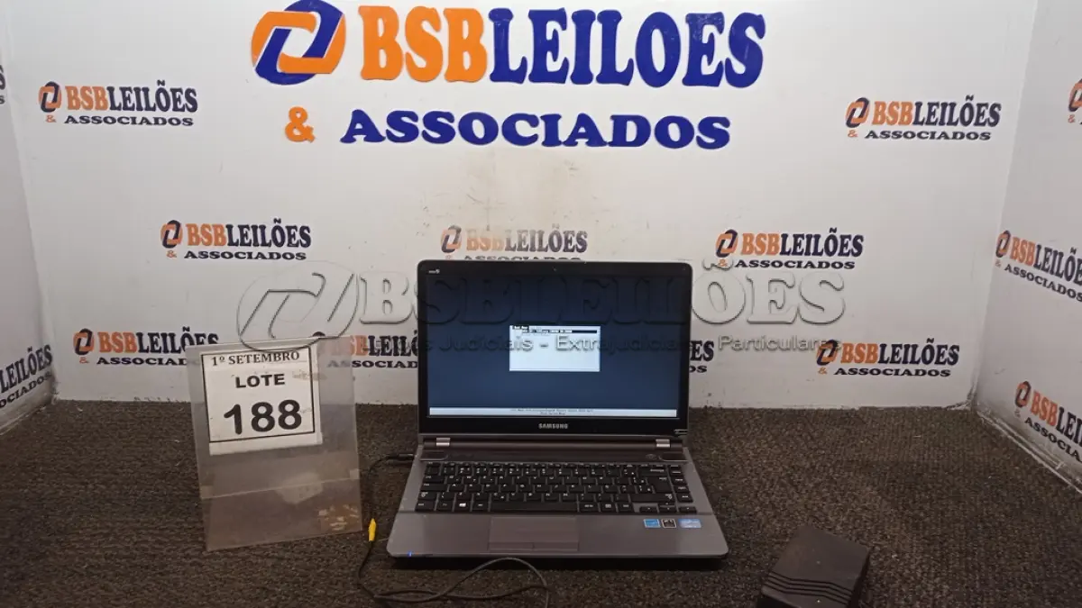 LOTE 188 - 01 NOTEBOOK COM FONTE MARCA SAMSUNG. (NO ESTADO) ATENÇÃO! FAZER A VISITAÇÃO ANTES DE ARREMATAR, NÃO SABEMOS SE FUNCIONA, LEILÃO NÃO TEM GARANTIA E NEM DEVOLUÇÃO, SUJEITO A POSSÍVEIS AVARIAS VISÍVEIS/OCULTAS E/OU AUSÊNCIA DE COMPONENTES