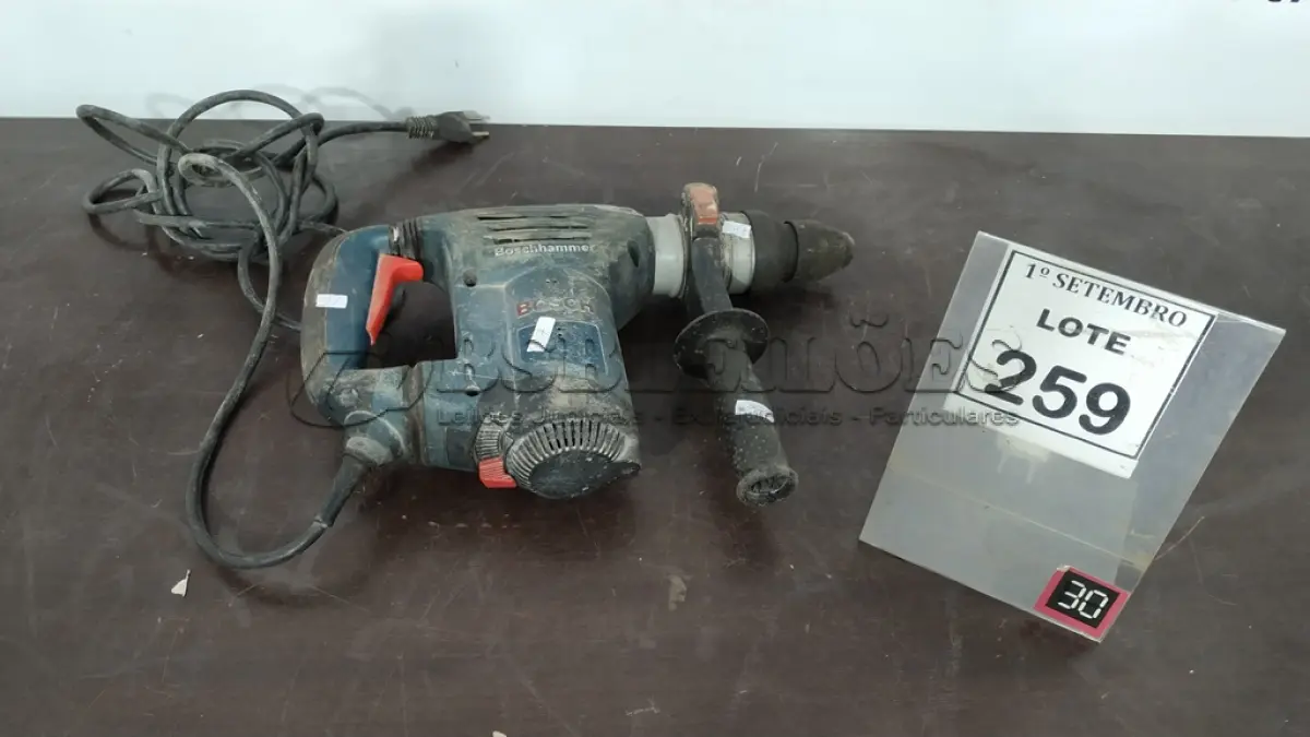 LOTE 259 - 01 MARTELETE BOSH. (NO ESTADO) ATENÇÃO! FAZER A VISITAÇÃO ANTES DE ARREMATAR, NÃO SABEMOS SE FUNCIONA, LEILÃO NÃO TEM GARANTIA E NEM DEVOLUÇÃO, SUJEITO A POSSÍVEIS AVARIAS VISÍVEIS/OCULTAS E/OU AUSÊNCIA DE COMPONENTES
