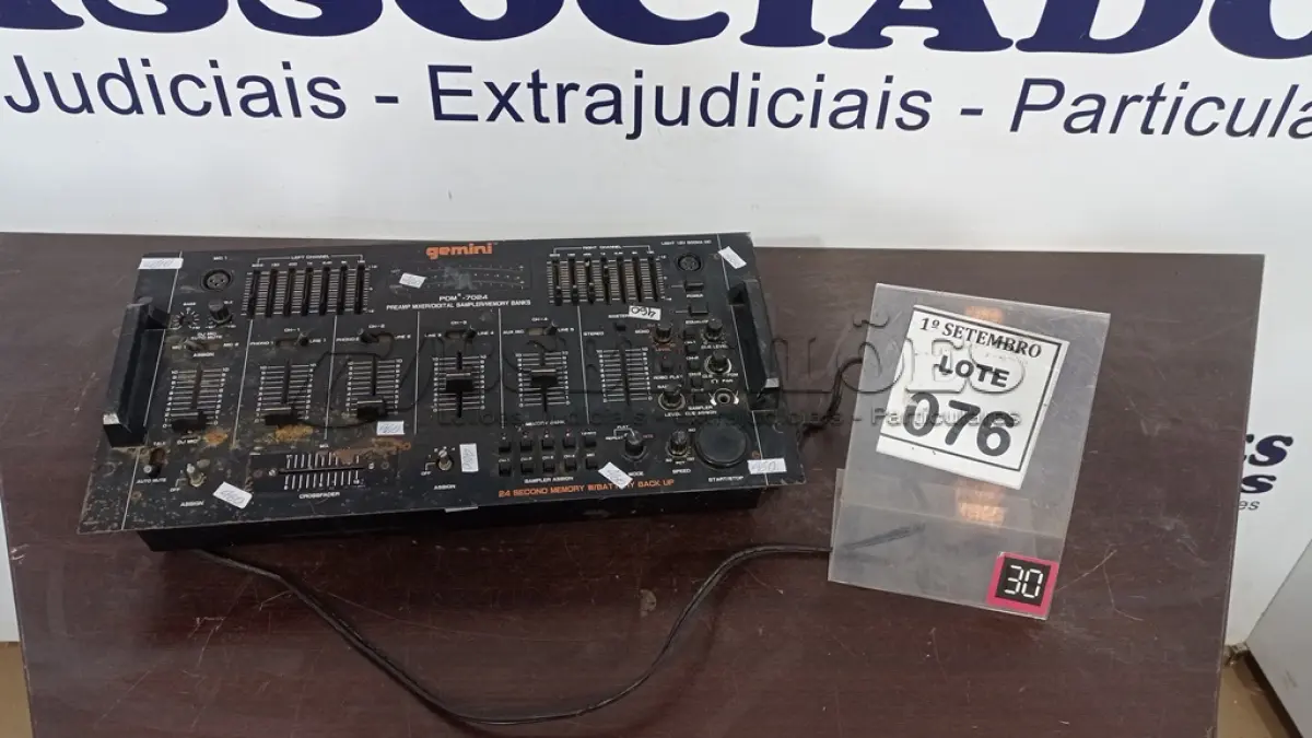 LOTE 076 - 01 MESA DE SOM GEMINI. (NO ESTADO) ATENÇÃO! FAZER A VISITAÇÃO ANTES DE ARREMATAR, NÃO SABEMOS SE FUNCIONA, LEILÃO NÃO TEM GARANTIA E NEM DEVOLUÇÃO, SUJEITO A POSSÍVEIS AVARIAS VISÍVEIS/OCULTAS E/OU AUSÊNCIA DE COMPONENTES.