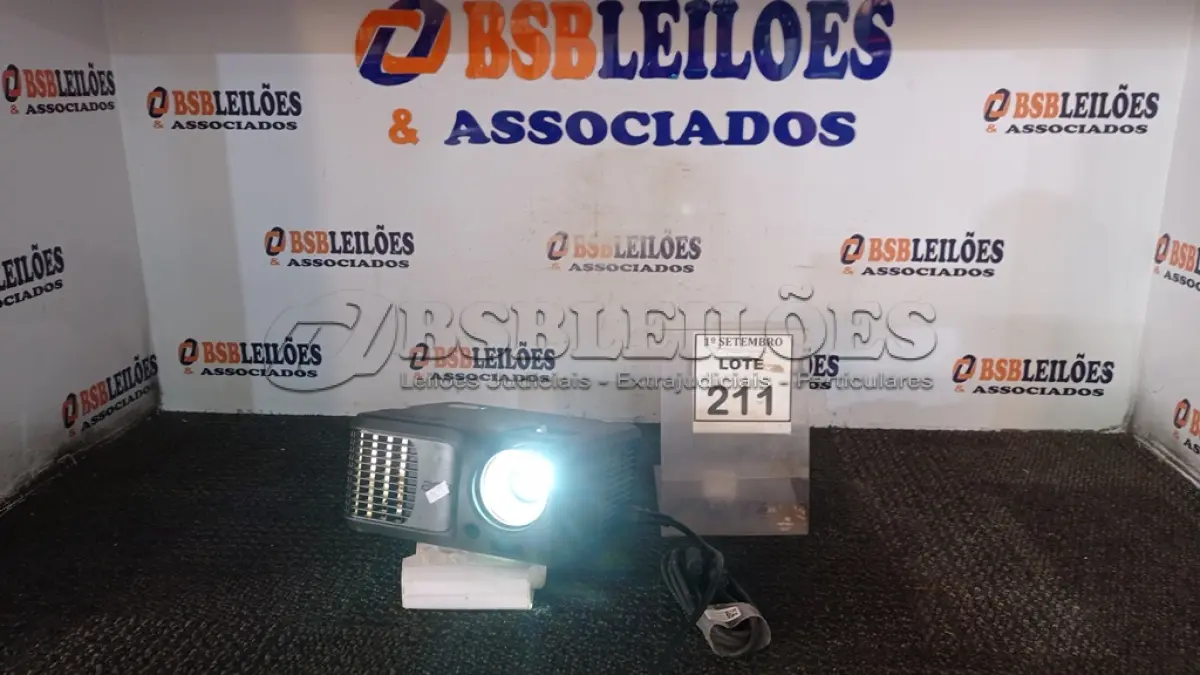 LOTE 211 - 01 PROJETOR COM CABOS MARCA ACER. (NO ESTADO) ATENÇÃO! FAZER A VISITAÇÃO ANTES DE ARREMATAR, NÃO SABEMOS SE FUNCIONA, LEILÃO NÃO TEM GARANTIA E NEM DEVOLUÇÃO, SUJEITO A POSSÍVEIS AVARIAS VISÍVEIS/OCULTAS E/OU AUSÊNCIA DE COMPONENTES