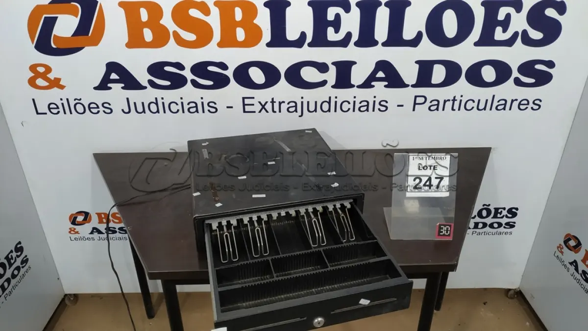 LOTE 247 - 01 GAVETA DE DINHEIRO. (NO ESTADO) ATENÇÃO! FAZER A VISITAÇÃO ANTES DE ARREMATAR, NÃO SABEMOS SE FUNCIONA, LEILÃO NÃO TEM GARANTIA E NEM DEVOLUÇÃO, SUJEITO A POSSÍVEIS AVARIAS VISÍVEIS/OCULTAS E/OU AUSÊNCIA DE COMPONENTES.