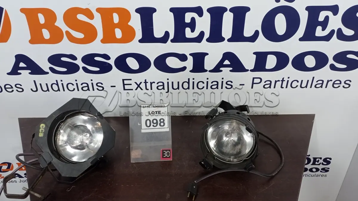 LOTE 098 - 02 REFLETORES DE PALCO. (NO ESTADO) ATENÇÃO! FAZER A VISITAÇÃO ANTES DE ARREMATAR, NÃO SABEMOS SE FUNCIONA, LEILÃO NÃO TEM GARANTIA E NEM DEVOLUÇÃO, SUJEITO A POSSÍVEIS AVARIAS VISÍVEIS/OCULTAS E/OU AUSÊNCIA DE COMPONENTES.
