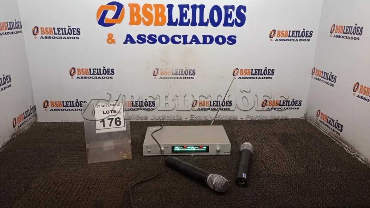 LOTE 176 - 01 RECEPTOR E MICROFONE E 02 MICROFONES. (NO ESTADO) ATENÇÃO! FAZER A VISITAÇÃO ANTES DE ARREMATAR, NÃO SABEMOS SE FUNCIONA, LEILÃO NÃO TEM GARANTIA E NEM DEVOLUÇÃO, SUJEITO A POSSÍVEIS AVARIAS VISÍVEIS/OCULTAS E/OU AUSÊNCIA DE COMPONENTES