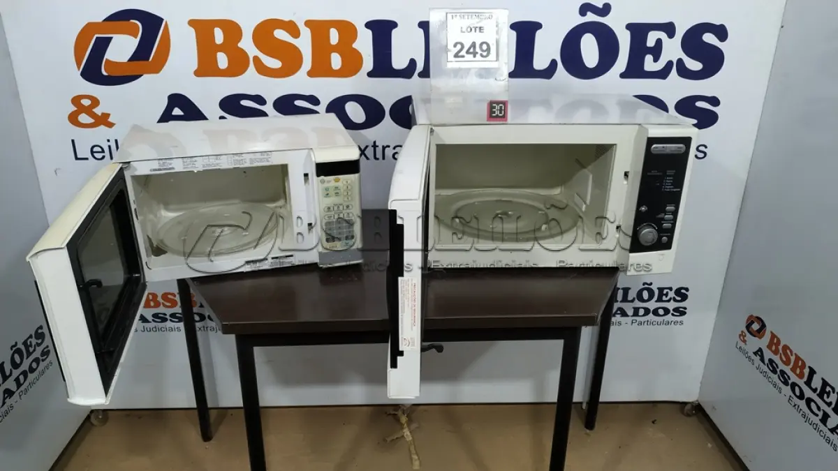 LOTE 249 - 02 MICRO-ONDAS. (NO ESTADO) ATENÇÃO! FAZER A VISITAÇÃO ANTES DE ARREMATAR, NÃO SABEMOS SE FUNCIONA, LEILÃO NÃO TEM GARANTIA E NEM DEVOLUÇÃO, SUJEITO A POSSÍVEIS AVARIAS VISÍVEIS/OCULTAS E/OU AUSÊNCIA DE COMPONENTES