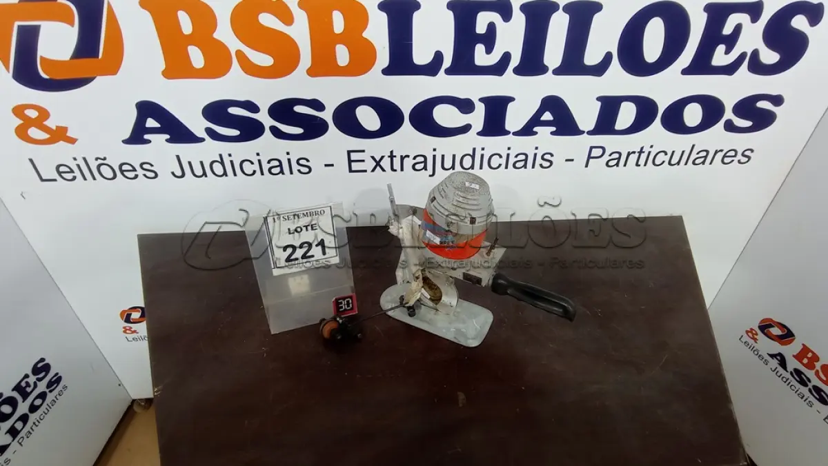 LOTE 221 - 01 MÁQUINA DE CORTAR TECIDO. (NO ESTADO) ATENÇÃO! FAZER A VISITAÇÃO ANTES DE ARREMATAR, NÃO SABEMOS SE FUNCIONA, LEILÃO NÃO TEM GARANTIA E NEM DEVOLUÇÃO, SUJEITO A POSSÍVEIS AVARIAS VISÍVEIS/OCULTAS E/OU AUSÊNCIA DE COMPONENTES.