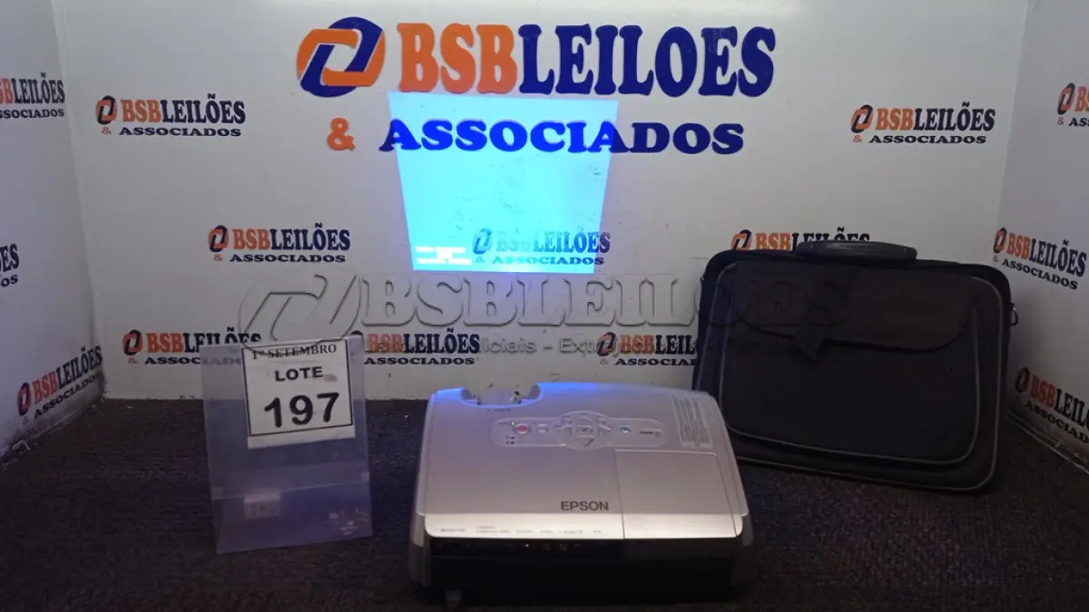 LOTE 197 - 01 PROJETOR MARCA EPSON COM MALETA. (NO ESTADO) ATENÇÃO! FAZER A VISITAÇÃO ANTES DE ARREMATAR, NÃO SABEMOS SE FUNCIONA, LEILÃO NÃO TEM GARANTIA E NEM DEVOLUÇÃO, SUJEITO A POSSÍVEIS AVARIAS VISÍVEIS/OCULTAS E/OU AUSÊNCIA DE COMPONENTES