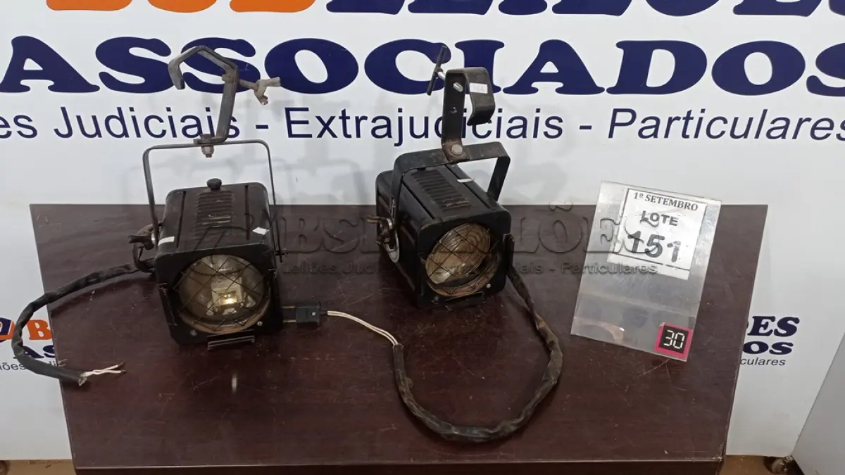 LOTE 151 - 02 REFLETORES DE PALCO. (NO ESTADO) ATENÇÃO! FAZER A VISITAÇÃO ANTES DE ARREMATAR, NÃO SABEMOS SE FUNCIONA, LEILÃO NÃO TEM GARANTIA E NEM DEVOLUÇÃO, SUJEITO A POSSÍVEIS AVARIAS VISÍVEIS/OCULTAS E/OU AUSÊNCIA DE COMPONENTES.