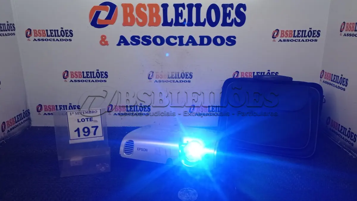 LOTE 197 - 01 PROJETOR MARCA EPSON COM MALETA. (NO ESTADO) ATENÇÃO! FAZER A VISITAÇÃO ANTES DE ARREMATAR, NÃO SABEMOS SE FUNCIONA, LEILÃO NÃO TEM GARANTIA E NEM DEVOLUÇÃO, SUJEITO A POSSÍVEIS AVARIAS VISÍVEIS/OCULTAS E/OU AUSÊNCIA DE COMPONENTES