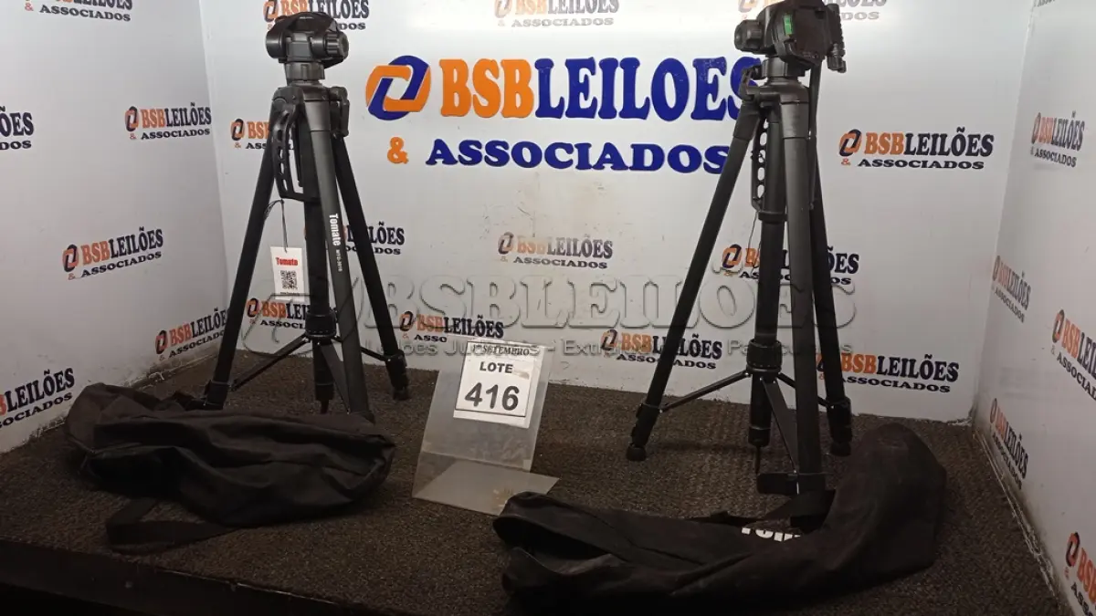 LOTE 416 - 02 TRIPÉS PARA CÂMERAS MARCA TOMATE. (NO ESTADO) ATENÇÃO! FAZER A VISITAÇÃO ANTES DE ARREMATAR, NÃO SABEMOS SE FUNCIONA, LEILÃO NÃO TEM GARANTIA E NEM DEVOLUÇÃO, SUJEITO A POSSÍVEIS AVARIAS VISÍVEIS/OCULTAS E/OU AUSÊNCIA DE COMPONENTES.