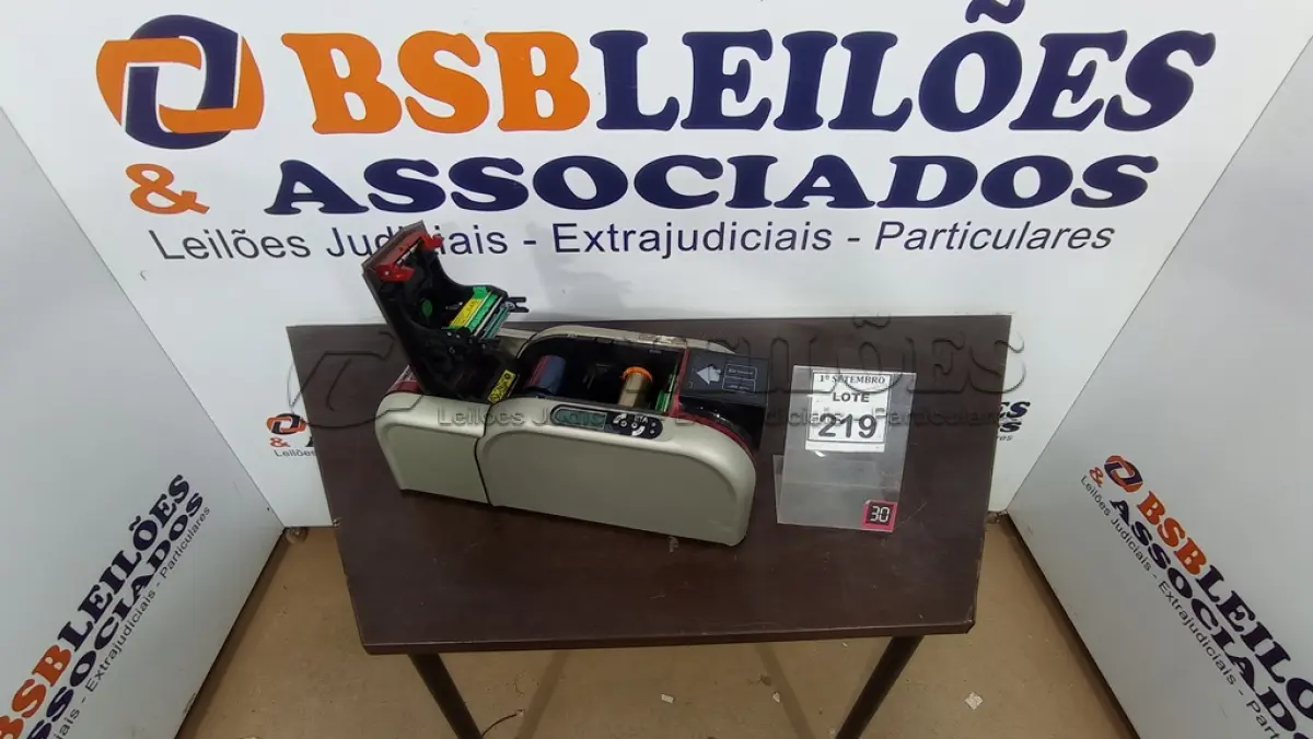 LOTE 219 - 01 IMPRESSORA DE CRACHÁ. (NO ESTADO) ATENÇÃO! FAZER A VISITAÇÃO ANTES DE ARREMATAR, NÃO SABEMOS SE FUNCIONA, LEILÃO NÃO TEM GARANTIA E NEM DEVOLUÇÃO, SUJEITO A POSSÍVEIS AVARIAS VISÍVEIS/OCULTAS E/OU AUSÊNCIA DE COMPONENTES.