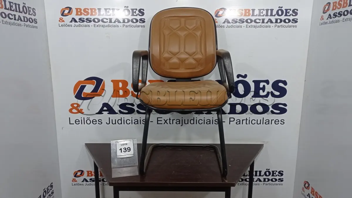 LOTE 139 - 01 CADEIRA. (NO ESTADO EM QUE SE ENCONTRA. SUJEITO A AVARIAS OCULTAS/VISÍVEIS.) AV9898X