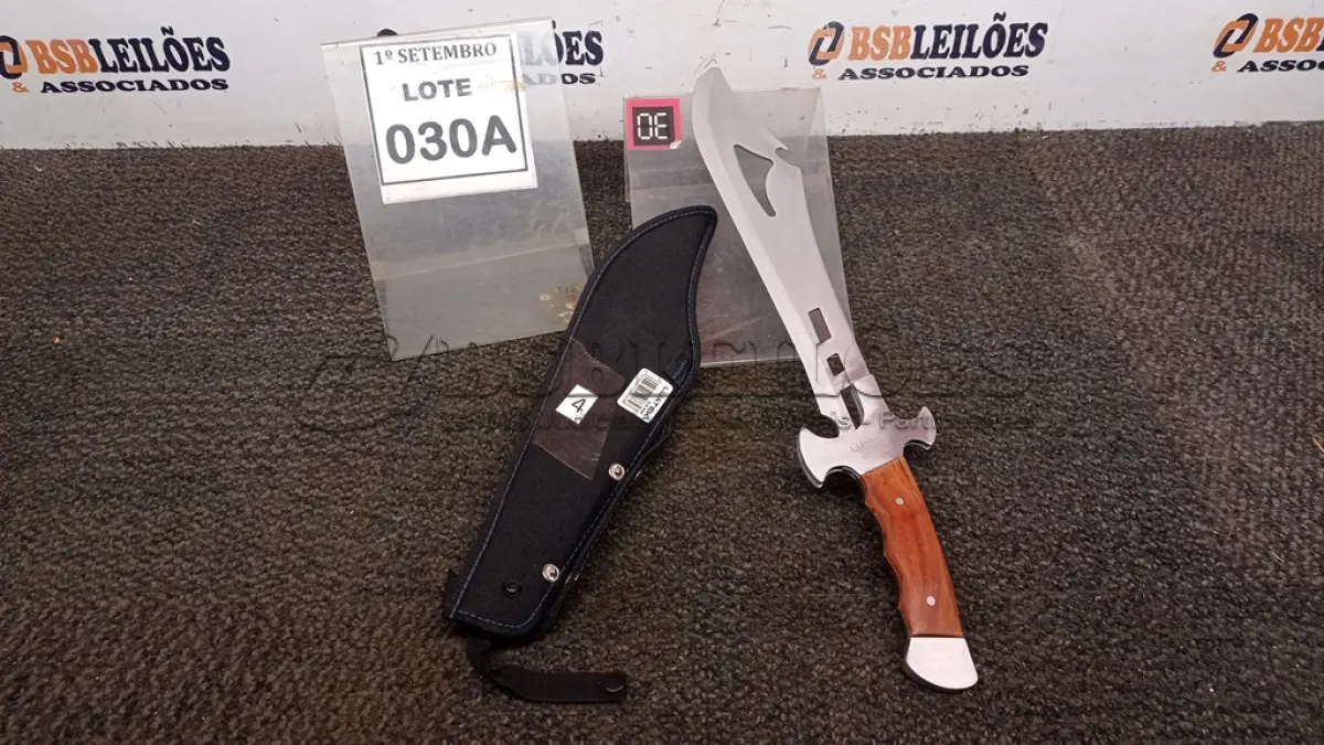 LOTE 030 - 01 FACÃO  IMPORTADA AÇO INOXIDÁVEL CABO EM MADEIRA  FULL TANG BAINHA DE NYLON TAMANHO TOTAL 50CM PESO 526G JÁ AFIADA  . (NO ESTADO) ATENÇÃO! FAZER A VISITAÇÃO ANTES DE ARREMATAR, NÃO SABEMOS SE FUNCIONA, LEILÃO NÃO TEM GARANTIA E NEM DEVOLUÇÃO, SUJEITO A POSSÍVEIS AVARIAS VISÍVEIS/OCULTAS E/OU AUSÊNCIA DE COMPONENTES.