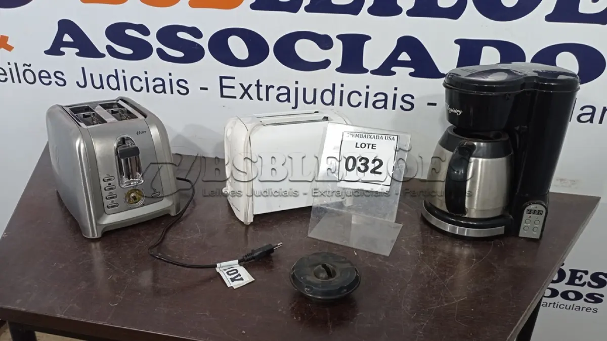 LOTE 032 - 01 CAFETEIRA REGISTRY  110V E 02 TORRADEIRAS 110V.(NO ESTADO EM QUE SE ENCONTRA. SUJEITO A AVARIAS OCULTAS/VISÍVEIS.)