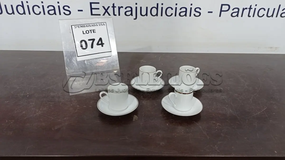 LOTE 074 - 04 XÍCARAS COM 04 PIRES. (NO ESTADO EM QUE SE ENCONTRA. SUJEITO A AVARIAS OCULTAS/VISÍVEIS.)