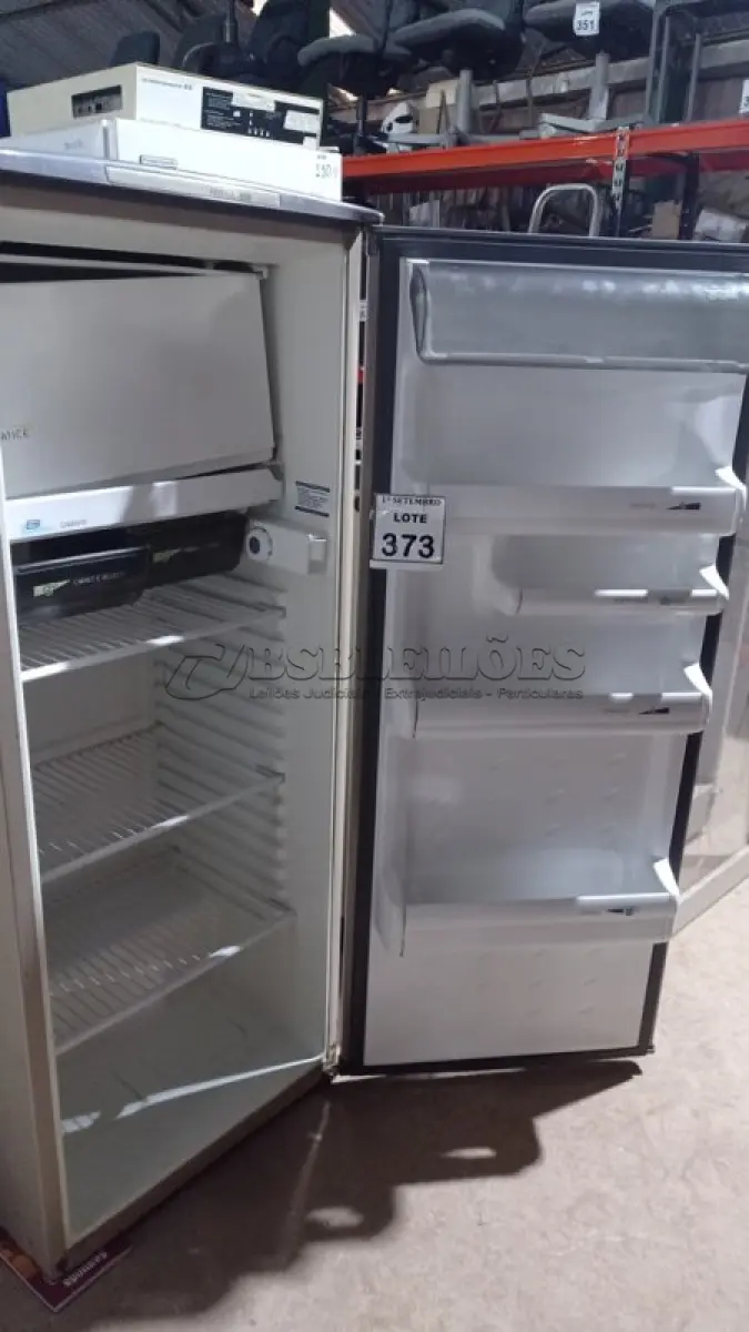 LOTE 373 - 01 GELADEIRA MARCA CONSUL 220V. (NO ESTADO) ATENÇÃO! FAZER A VISITAÇÃO ANTES DE ARREMATAR, NÃO SABEMOS SE FUNCIONA, LEILÃO NÃO TEM GARANTIA E NEM DEVOLUÇÃO, SUJEITO A POSSÍVEIS AVARIAS VISÍVEIS/OCULTAS E/OU AUSÊNCIA DE COMPONENTES.