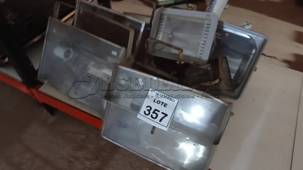 LOTE 357 - 08 REFLETORES DE TAMANHOS VARIADOS. (NO ESTADO) ATENÇÃO! FAZER A VISITAÇÃO ANTES DE ARREMATAR, NÃO SABEMOS SE FUNCIONA, LEILÃO NÃO TEM GARANTIA E NEM DEVOLUÇÃO, SUJEITO A POSSÍVEIS AVARIAS VISÍVEIS/OCULTAS E/OU AUSÊNCIA DE COMPONENTES.