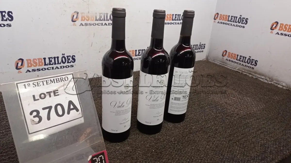 LOTE 370 - 03 GARRAFAS DE VINHO TINTO VALA REAL PORTUGUÊS SAFRA 2019 750ML. (NO ESTADO) ATENÇÃO! FAZER A VISITAÇÃO ANTES DE ARREMATAR, NÃO SABEMOS SE FUNCIONA, LEILÃO NÃO TEM GARANTIA E NEM DEVOLUÇÃO, SUJEITO A POSSÍVEIS AVARIAS VISÍVEIS/OCULTAS E/OU AUSÊNCIA DE COMPONENTES.