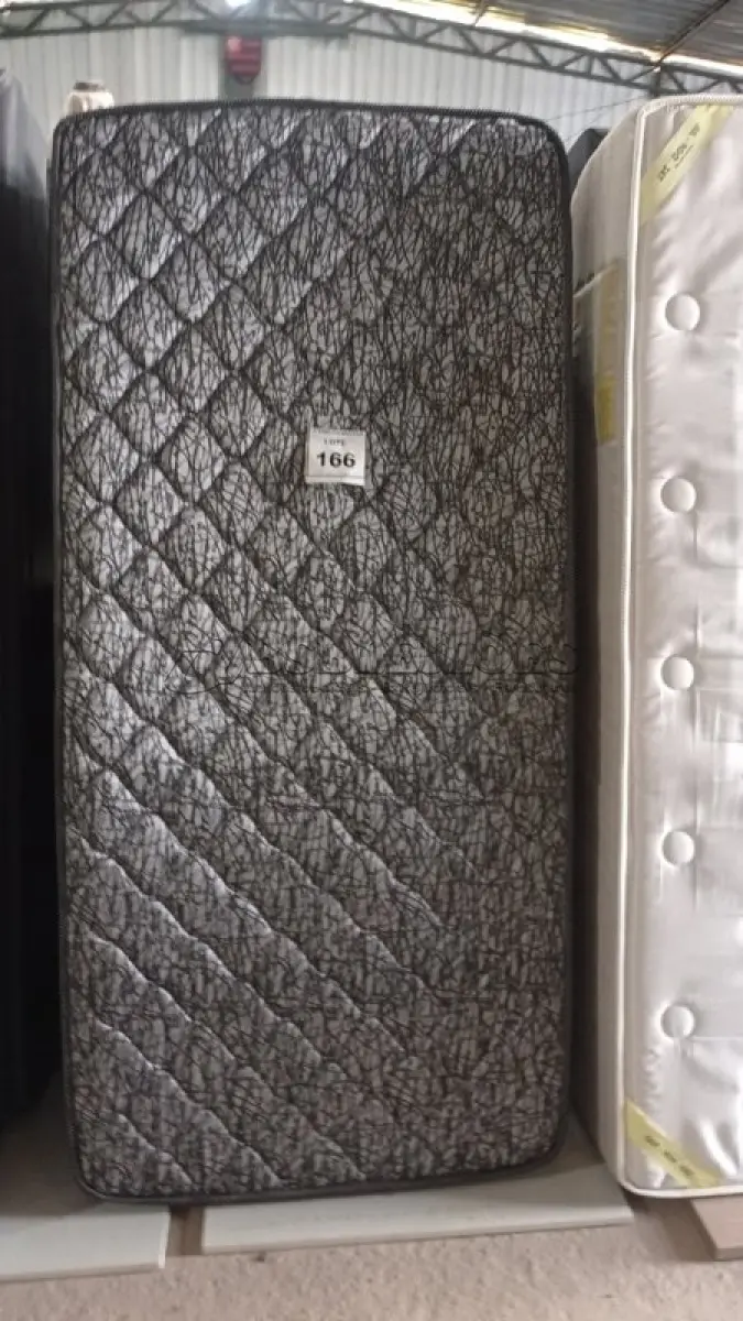 LOTE 166 - 01 COLCHÃO SOLTEIRO COM BASE 1,88CM X 0,88CM. (NO ESTADO EM QUE SE ENCONTRA. SUJEITO A AVARIAS OCULTAS/VISÍVEIS.) BJ7216T