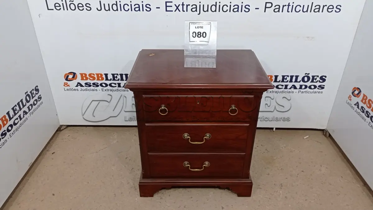 LOTE 080 - 01 MESA DE CABECEIRA. (NO ESTADO EM QUE SE ENCONTRA. SUJEITO A AVARIAS OCULTAS/VISÍVEIS.) BF8495W