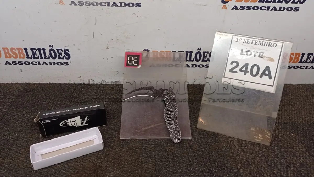LOTE 240 - 01 CANIVETE CAVEIRA MODELO KARAMBIT. (NO ESTADO) ATENÇÃO! FAZER A VISITAÇÃO ANTES DE ARREMATAR, NÃO SABEMOS SE FUNCIONA, LEILÃO NÃO TEM GARANTIA E NEM DEVOLUÇÃO, SUJEITO A POSSÍVEIS AVARIAS VISÍVEIS/OCULTAS E/OU AUSÊNCIA DE COMPONENTES.