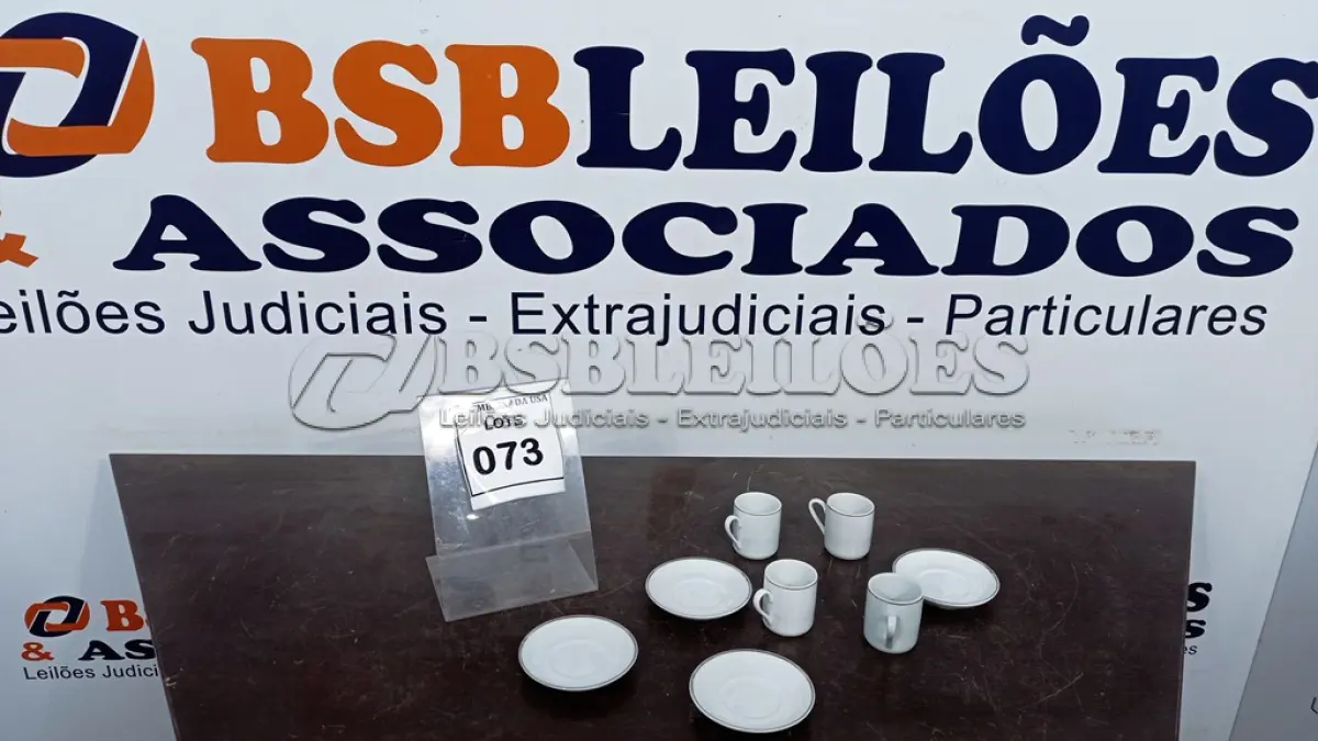LOTE 073 - 04 XÍCARAS COM 04 PIRES. (NO ESTADO EM QUE SE ENCONTRA. SUJEITO A AVARIAS OCULTAS/VISÍVEIS.)