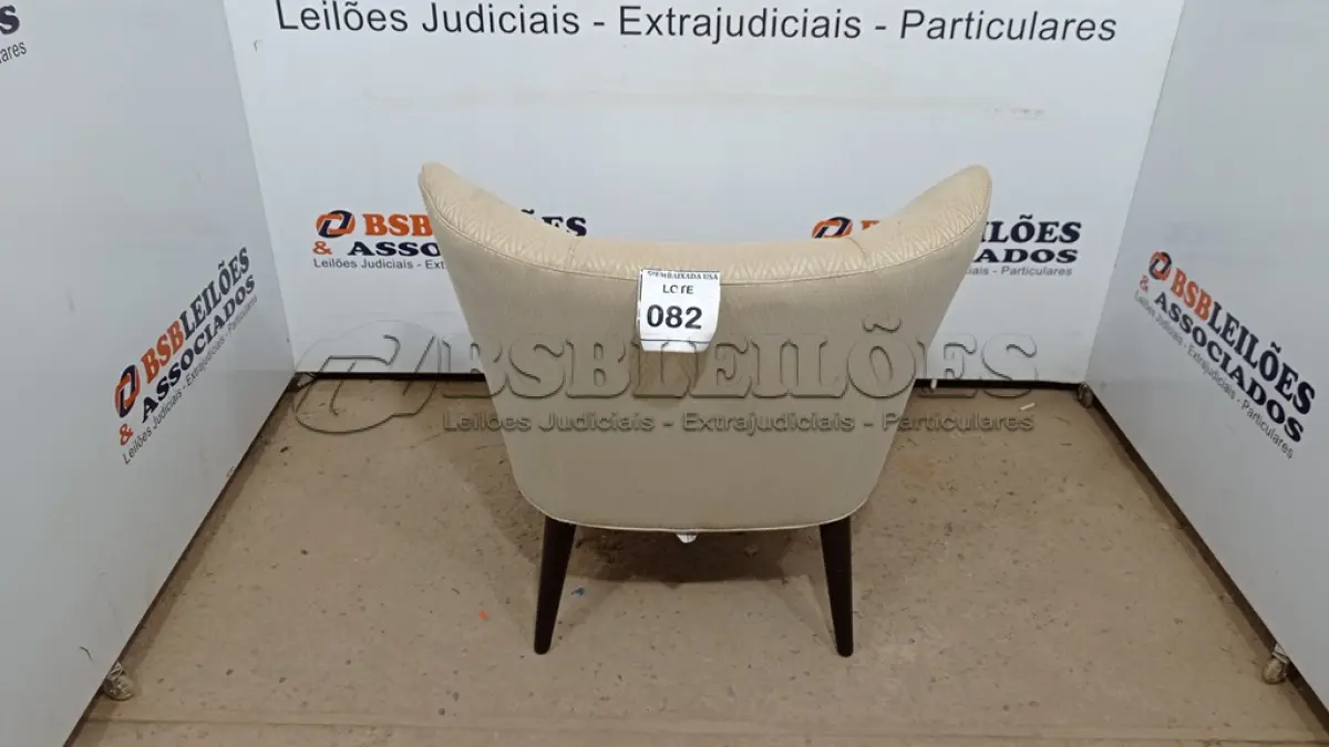 LOTE 082 - 01 POLTRONA ESTOFADA. (NO ESTADO EM QUE SE ENCONTRA. SUJEITO A AVARIAS OCULTAS/VISÍVEIS.) AU2132G