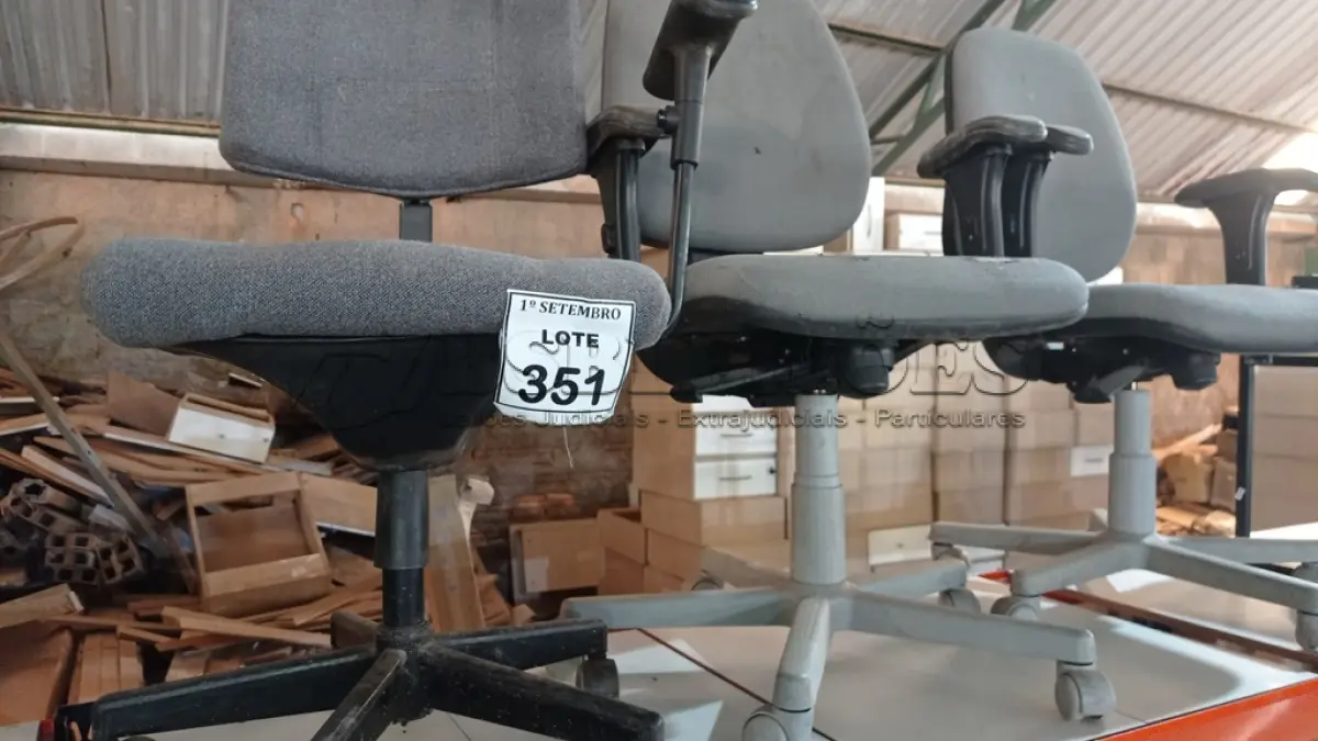 LOTE 351 - 03 CADEIRAS EXECUTIVAS COM RODINHAS. (NO ESTADO) ATENÇÃO! FAZER A VISITAÇÃO ANTES DE ARREMATAR, NÃO SABEMOS SE FUNCIONA, LEILÃO NÃO TEM GARANTIA E NEM DEVOLUÇÃO, SUJEITO A POSSÍVEIS AVARIAS VISÍVEIS/OCULTAS E/OU AUSÊNCIA DE COMPONENTES.