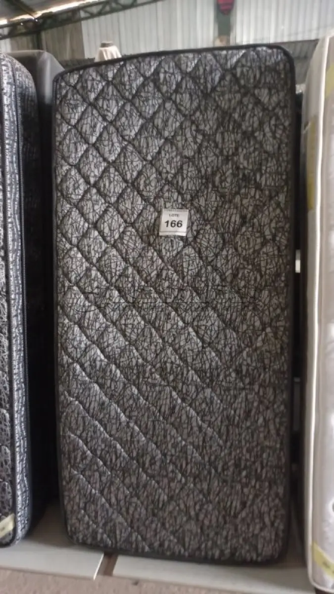 LOTE 166 - 01 COLCHÃO SOLTEIRO COM BASE 1,88CM X 0,88CM. (NO ESTADO EM QUE SE ENCONTRA. SUJEITO A AVARIAS OCULTAS/VISÍVEIS.) BJ7216T