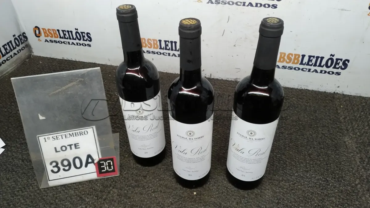 LOTE 390 - 03 GARRAFAS DE VINHO TINTO VALA REAL PORTUGUÊS SAFRA 2019 750ML. (NO ESTADO) ATENÇÃO! FAZER A VISITAÇÃO ANTES DE ARREMATAR, NÃO SABEMOS SE FUNCIONA, LEILÃO NÃO TEM GARANTIA E NEM DEVOLUÇÃO, SUJEITO A POSSÍVEIS AVARIAS VISÍVEIS/OCULTAS E/OU AUSÊNCIA DE COMPONENTES.