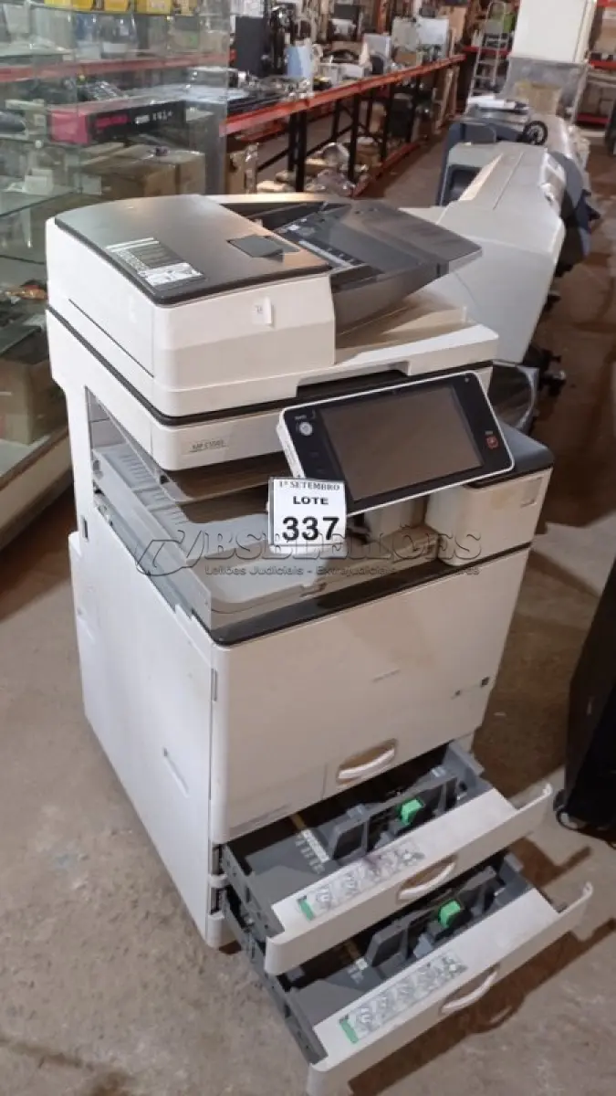 LOTE 337 - 01 COPIADORA MULTIFUNCIONAL MARCA RICOH MODELO MP C5503. (NO ESTADO) ATENÇÃO! FAZER A VISITAÇÃO ANTES DE ARREMATAR, NÃO SABEMOS SE FUNCIONA, LEILÃO NÃO TEM GARANTIA E NEM DEVOLUÇÃO, SUJEITO A POSSÍVEIS AVARIAS VISÍVEIS/OCULTAS E/OU AUSÊNCIA DE COMPONENTES.