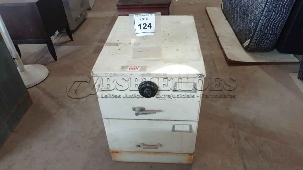LOTE 124 - 01 COFRE. (NO ESTADO EM QUE SE ENCONTRA. SUJEITO A AVARIAS OCULTAS/VISÍVEIS.) BH1466B