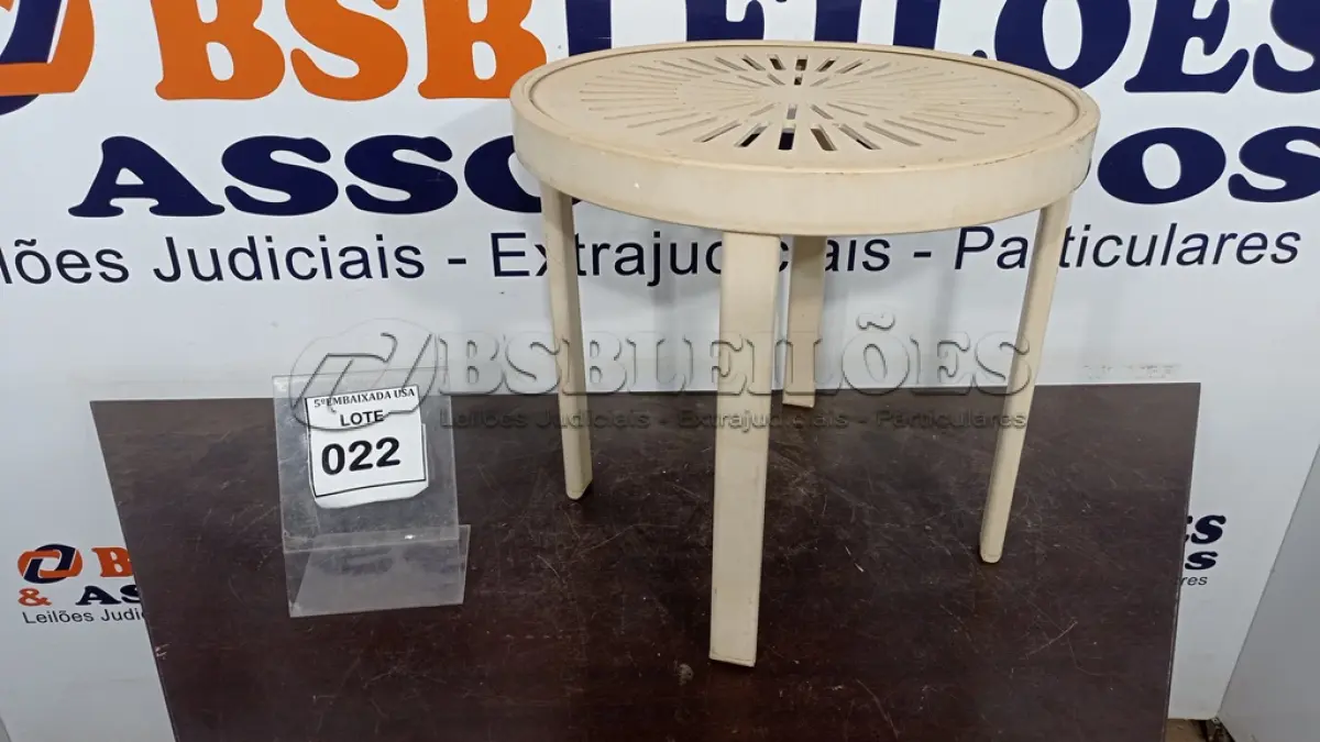 LOTE 022 - 01 MESA DE CANTO DE JARDIM. (NO ESTADO EM QUE SE ENCONTRA. SUJEITO A AVARIAS OCULTAS/VISÍVEIS.) AV9836X