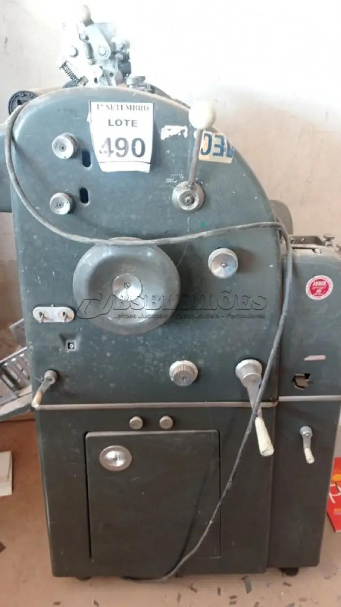 LOTE 490 - 01 MÁQUINA IMPRESSORA OFFSET. (NO ESTADO) ATENÇÃO! FAZER A VISITAÇÃO ANTES DE ARREMATAR, NÃO SABEMOS SE FUNCIONA, LEILÃO NÃO TEM GARANTIA E NEM DEVOLUÇÃO, SUJEITO A POSSÍVEIS AVARIAS VISÍVEIS/OCULTAS E/OU AUSÊNCIA DE COMPONENTES.