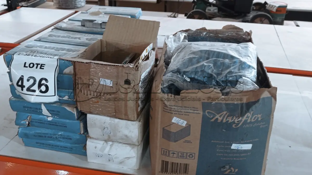 LOTE 426 - 01 LOTE COM GRANDE QUANTIDADE DE BLOCOS DE ANOTAÇÕES, GRAMPOS, LACRES, FOLHAS DE ETIQUETAS, DISJUNTORES E 02 LIXEIRAS. (NO ESTADO) ATENÇÃO! FAZER A VISITAÇÃO ANTES DE ARREMATAR, NÃO SABEMOS SE FUNCIONA, LEILÃO NÃO TEM GARANTIA E NEM DEVOLUÇÃO, SUJEITO A POSSÍVEIS AVARIAS VISÍVEIS/OCULTAS E/OU AUSÊNCIA DE COMPONENTES.