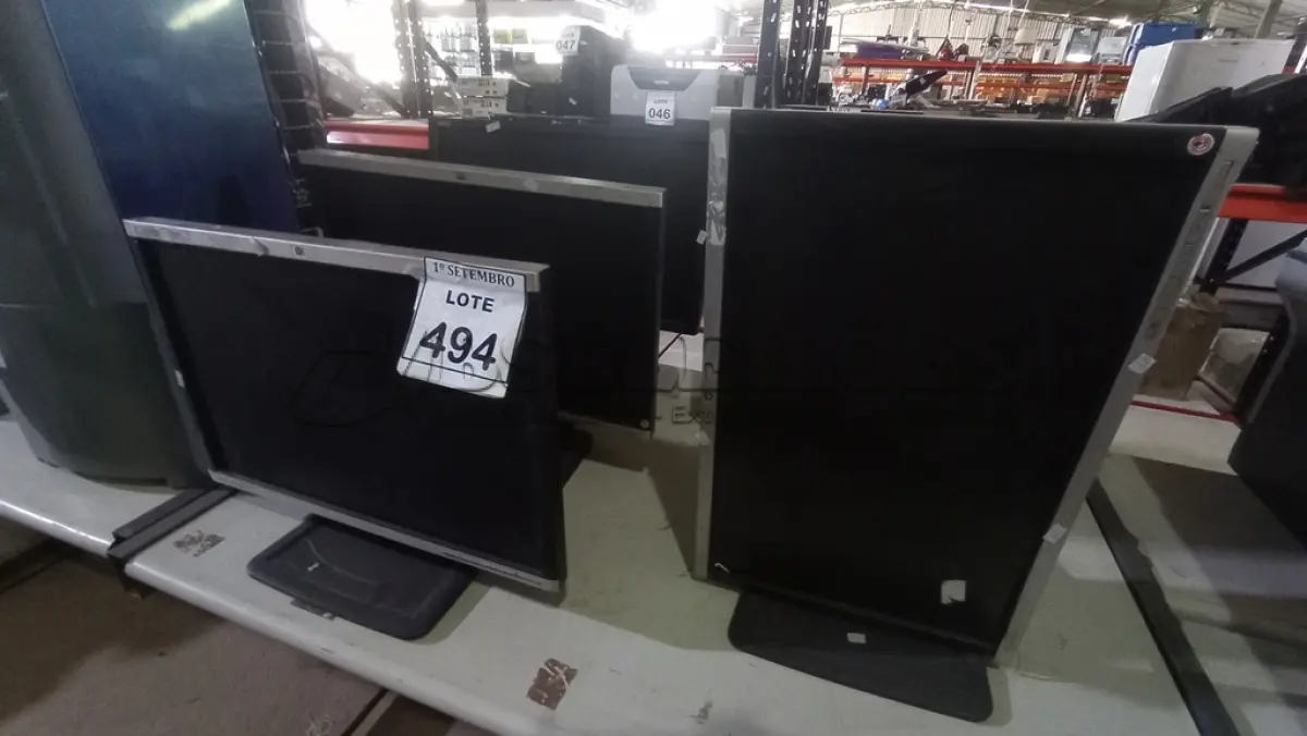 LOTE 494 - 04 MONITORES MARCA HP E 01 MONITOR MARCA LENOVO. (NO ESTADO) ATENÇÃO! FAZER A VISITAÇÃO ANTES DE ARREMATAR, NÃO SABEMOS SE FUNCIONA, LEILÃO NÃO TEM GARANTIA E NEM DEVOLUÇÃO, SUJEITO A POSSÍVEIS AVARIAS VISÍVEIS/OCULTAS E/OU AUSÊNCIA DE COMPONENTES.
