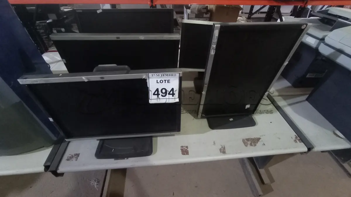 LOTE 494 - 04 MONITORES MARCA HP E 01 MONITOR MARCA LENOVO. (NO ESTADO) ATENÇÃO! FAZER A VISITAÇÃO ANTES DE ARREMATAR, NÃO SABEMOS SE FUNCIONA, LEILÃO NÃO TEM GARANTIA E NEM DEVOLUÇÃO, SUJEITO A POSSÍVEIS AVARIAS VISÍVEIS/OCULTAS E/OU AUSÊNCIA DE COMPONENTES.