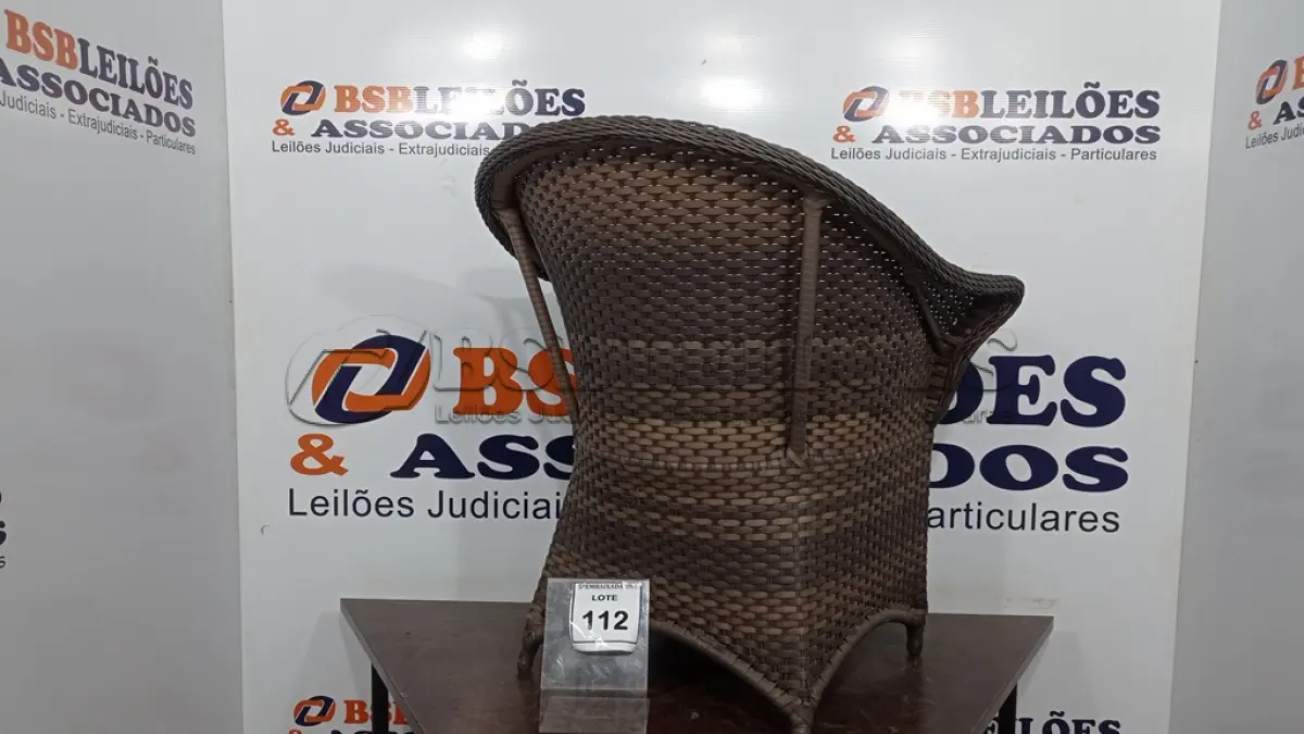 LOTE 112 - 01 POLTRONA DE JARDIM. (NO ESTADO EM QUE SE ENCONTRA. SUJEITO A AVARIAS OCULTAS/VISÍVEIS.) AV9336F