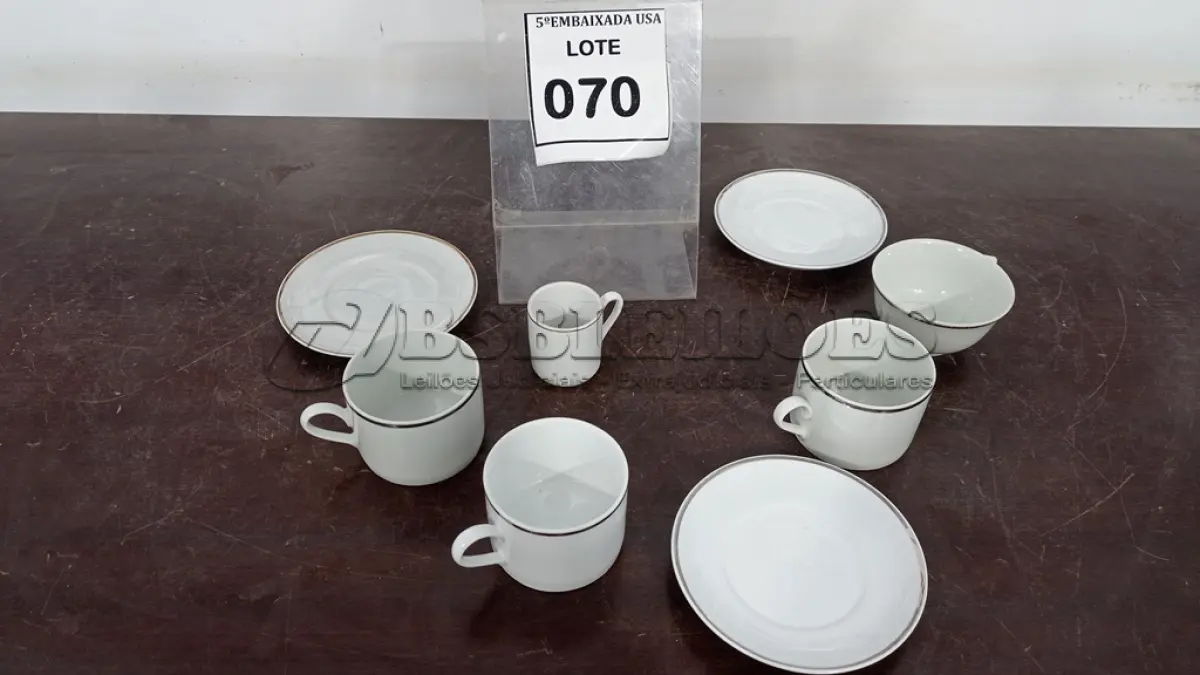LOTE 070 - 04 XÍCARAS COM 03 PIRES. (NO ESTADO EM QUE SE ENCONTRA. SUJEITO A AVARIAS OCULTAS/VISÍVEIS.)