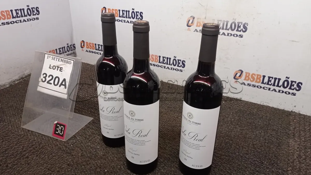 LOTE 320 - 03 GARRAFAS DE VINHO TINTO VALA REAL PORTUGUÊS SAFRA 2019 750ML. (NO ESTADO) ATENÇÃO! FAZER A VISITAÇÃO ANTES DE ARREMATAR, NÃO SABEMOS SE FUNCIONA, LEILÃO NÃO TEM GARANTIA E NEM DEVOLUÇÃO, SUJEITO A POSSÍVEIS AVARIAS VISÍVEIS/OCULTAS E/OU AUSÊNCIA DE COMPONENTES.