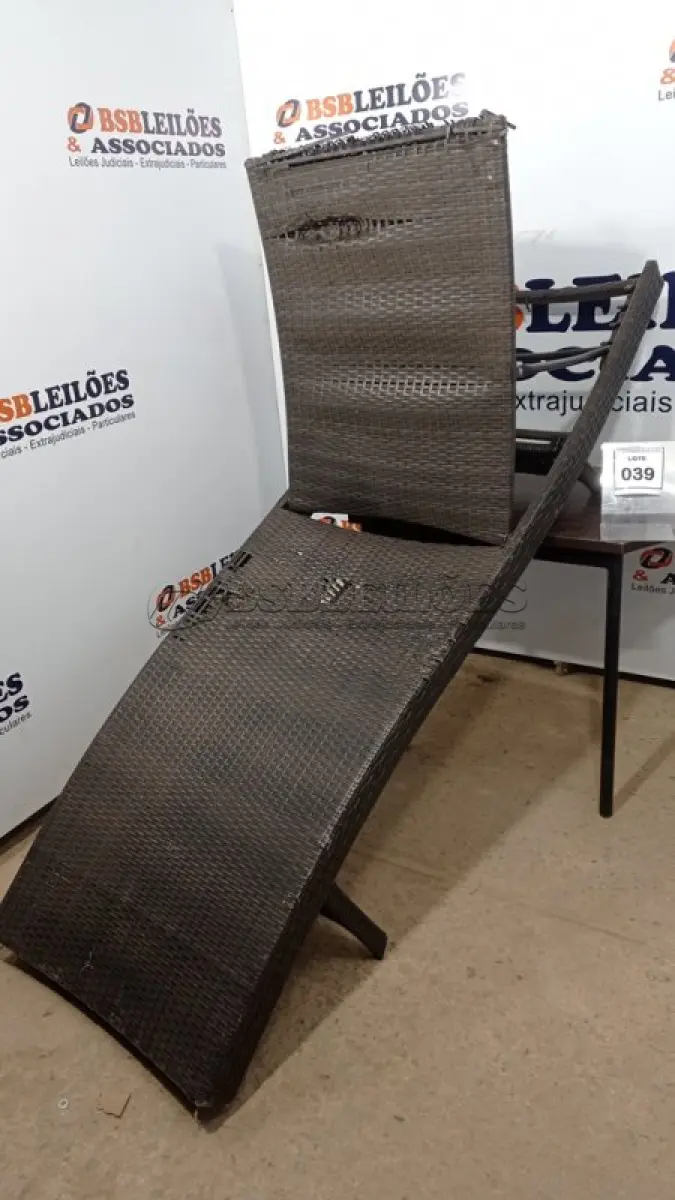 LOTE 039 - 01 ESPREGUIÇADEIRA. (NO ESTADO EM QUE SE ENCONTRA. SUJEITO A AVARIAS OCULTAS/VISÍVEIS.) BH1669H