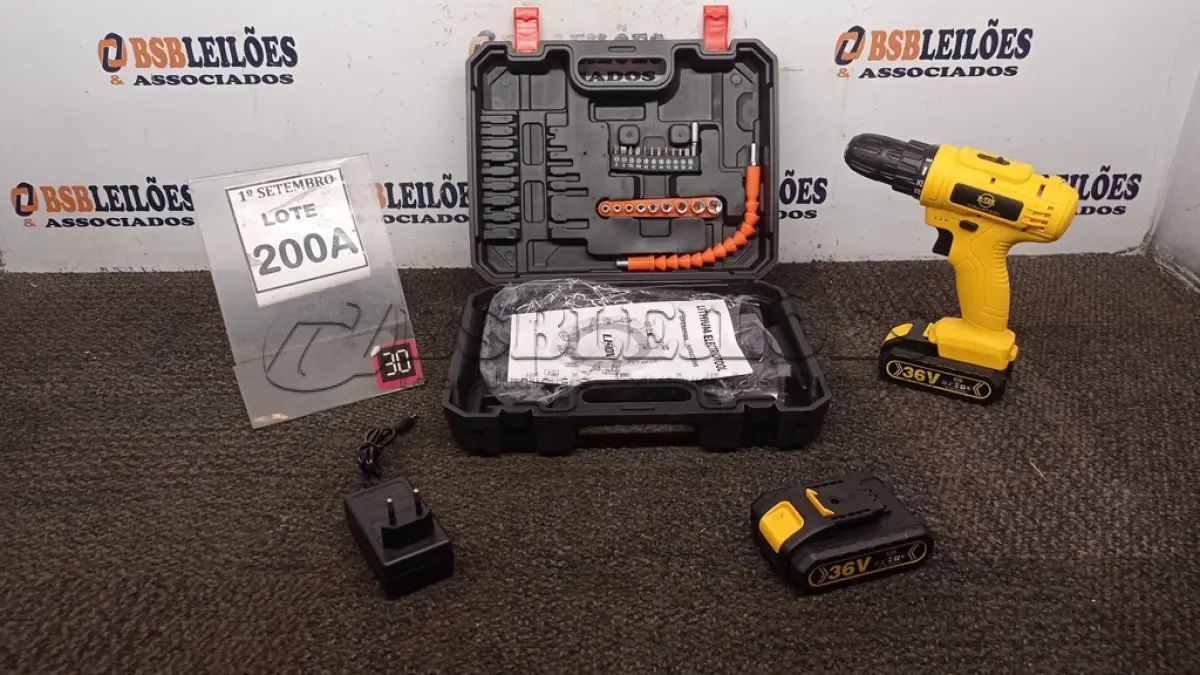 LOTE 200 - 01 PARAFUSADEIRA 36V DUAS BATERIAS COM MALETA E BITS. (NO ESTADO) ATENÇÃO! FAZER A VISITAÇÃO ANTES DE ARREMATAR, NÃO SABEMOS SE FUNCIONA, LEILÃO NÃO TEM GARANTIA E NEM DEVOLUÇÃO, SUJEITO A POSSÍVEIS AVARIAS VISÍVEIS/OCULTAS E/OU AUSÊNCIA DE COMPONENTES.