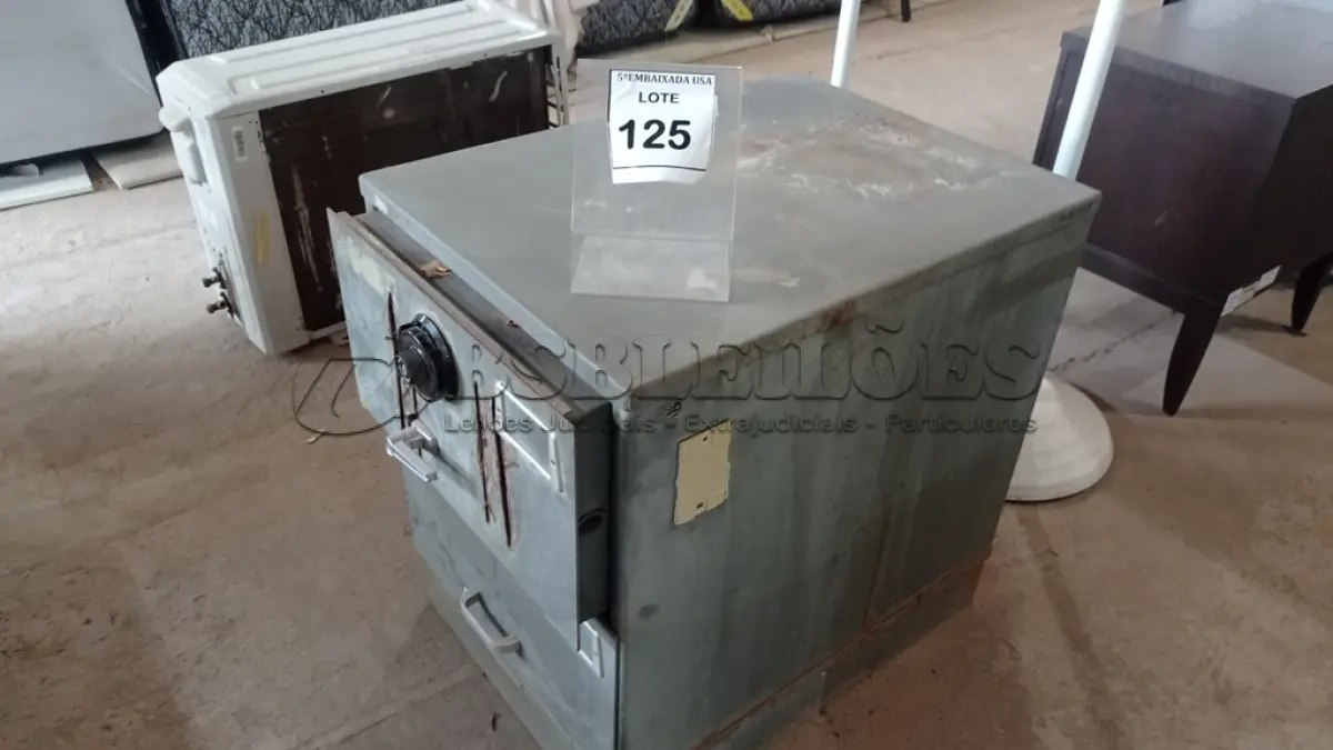 LOTE 125 - 01 COFRE. (NO ESTADO EM QUE SE ENCONTRA. SUJEITO A AVARIAS OCULTAS/VISÍVEIS.) AV9605V